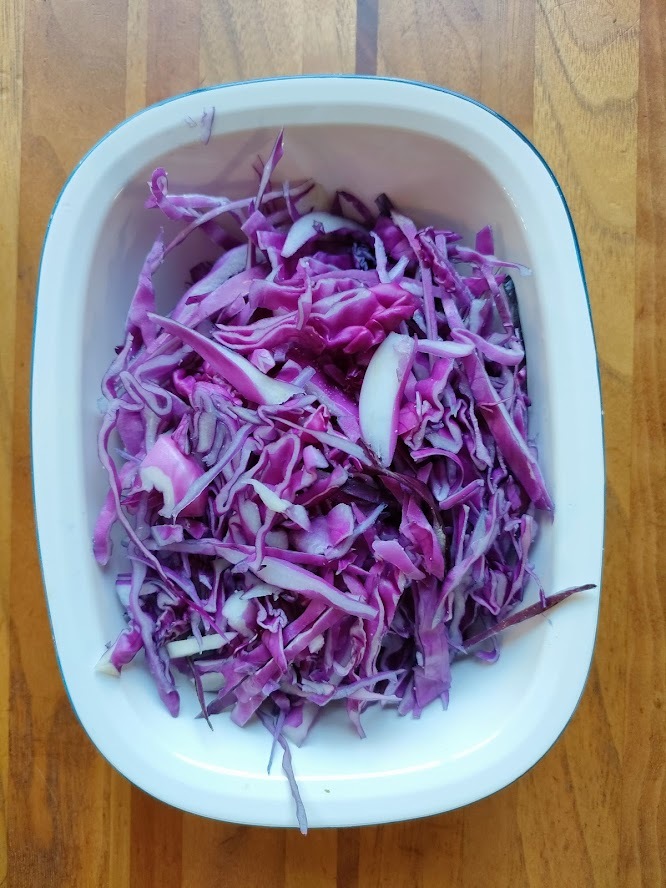 紫キャベツは千切りにし、塩をまぶして5分おく。