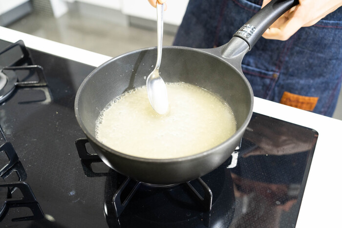 小鍋にあんかけの材料をいれよく混ぜたら、中火にかけてとろみをつける。 塩で味を調え、5にかける。三つ葉とごまをのせる。