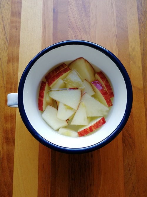 リンゴは良く洗い、皮付きのまま小さめのいちょう切りにし、塩水（分量外）にさっと漬けてから水分をペーパーで拭き取っておく。