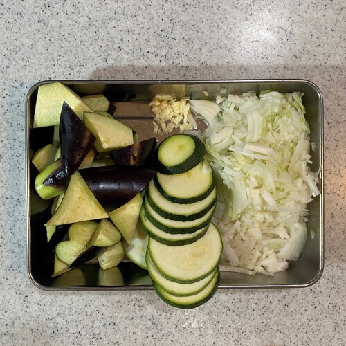 玉ねぎ、ニンニクはみじん切り、付け合わせの野菜も食べやすい大きさに切る。
