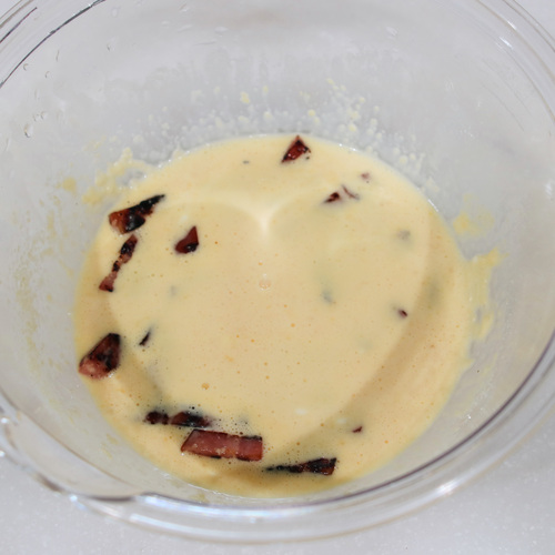 ボウルに卵を割り入れてよく溶き、生クリーム、粉チーズも加えて混ぜ3のベーコンも加えておく。