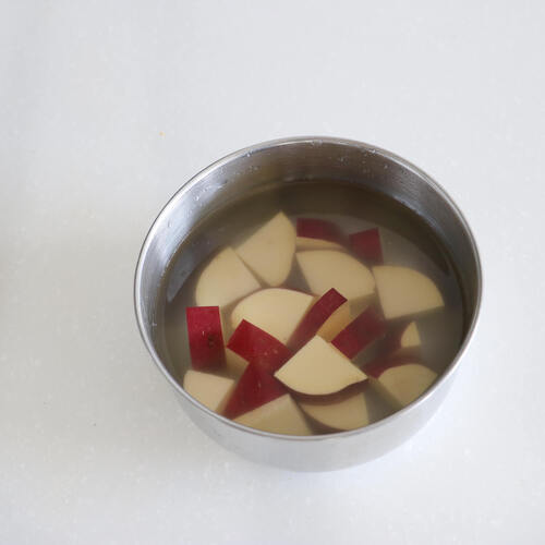 さつまいもは1㎝の厚さのいちょう切りにし、水にさらし、5分程したら水気を切る。玉ねぎは1㎝幅に切る。小ねぎは小口切りにする。