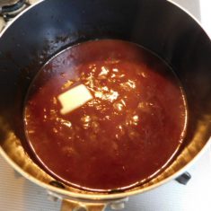 鍋にバター以外のデミグラスソースの材料を入れ、煮る。火を止め、バターを入れる。