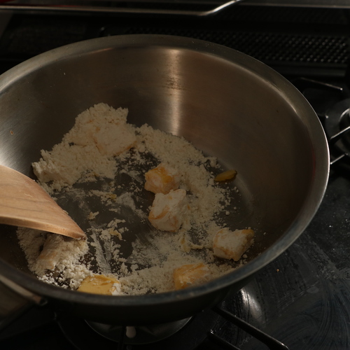 バターを1cm角に切り、薄力粉と一緒に鍋に入れて全体を混ぜる。