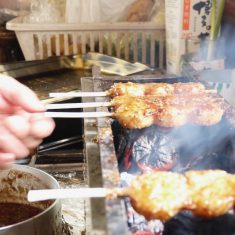 両面、ひっくり返しながら、３〜５分ほど焼くタレがうすい場合は、タレを重ねて塗る。