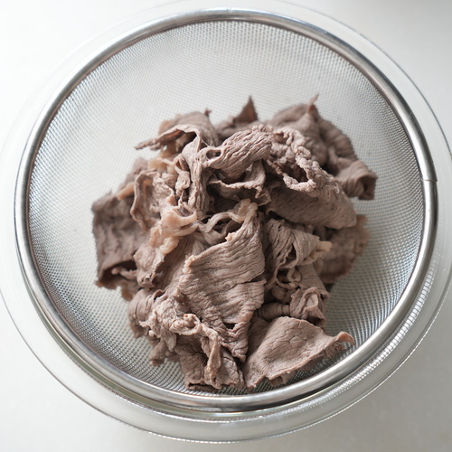 肉の粗熱が取れたら皿に盛り、大根おろしを乗せ、大葉とみょうがも乗せる。
食べる時にポン酢をかける。