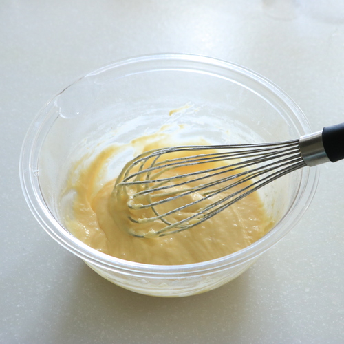 ボウルに卵を割り入れて泡だて器でなめらかにしたら砂糖、牛乳、油も加えてなめらかにする。
