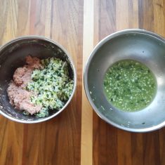 ②の野菜を手でギューっと絞って、③の肉のボウルに入れる。残った水分の1/3は入れる。よく揉みこんで、冷蔵庫で30分以上寝かす。