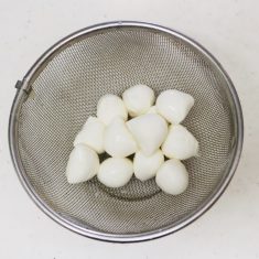 ①にミニトマト、を加え、フレッシュバジルをちぎりながら加える。