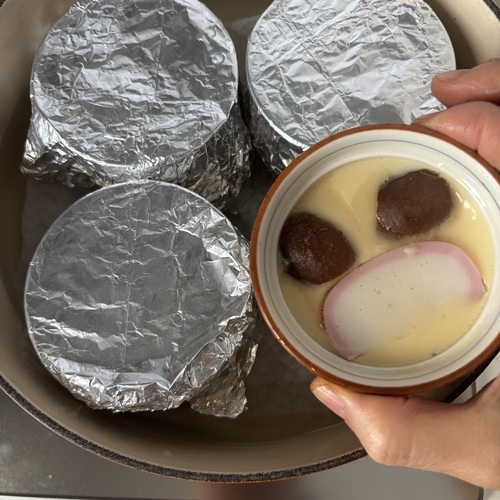 ゆすってみて固まっていれば取り出し、三つ葉をのせる。