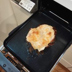 チキンは焼けたら食べやすい大きさにカットし、②をかける。