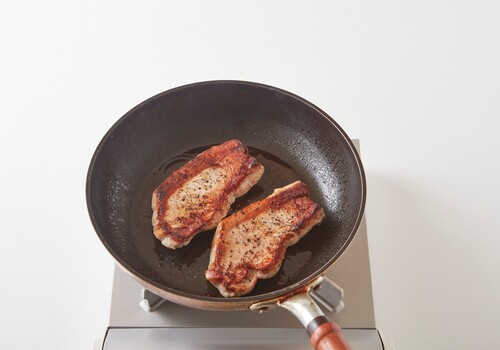 冷たいフライパンにサラダ油をいれ、豚肉をのせてから弱めの中火にかけ、蓋をする。
美味しそうな焼き色がついたら、裏返し、蓋をしないでもう片面も同じように焼き、器に取り出す。
