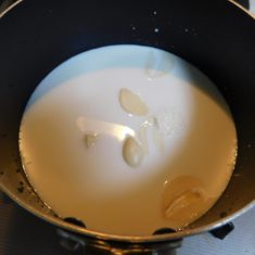 にんにくは、芽をとりだし、牛乳で柔らかくなるまで煮る