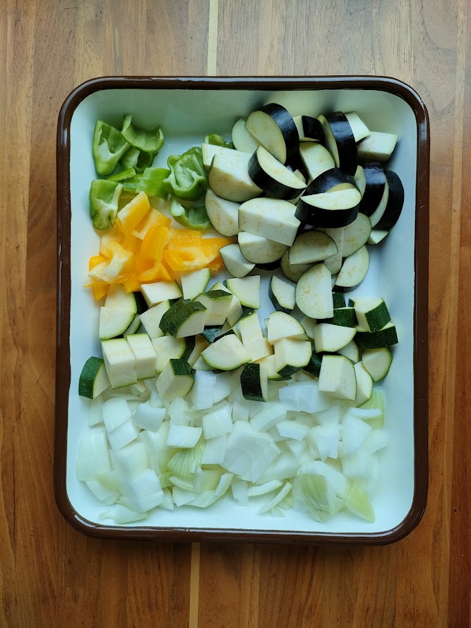 野菜は2㎝角に切り、にんにくはつぶす。