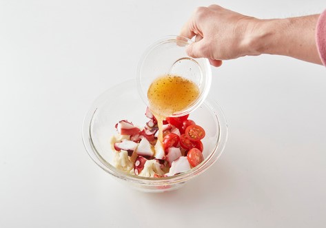 ②に食べやすいサイズに切ったタコ、半分に切ったミニトマト、イタリアンドレッシング、黒こしょう少々をいれ和える。