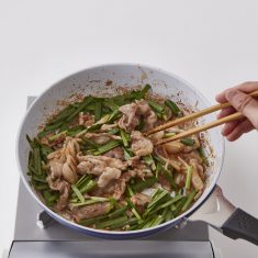 ３に＝A＝とらっきょうを加え、よく絡めたら、ニラを加えサッと炒め合わせたら、
塩、黒こしょうで味を調える。
