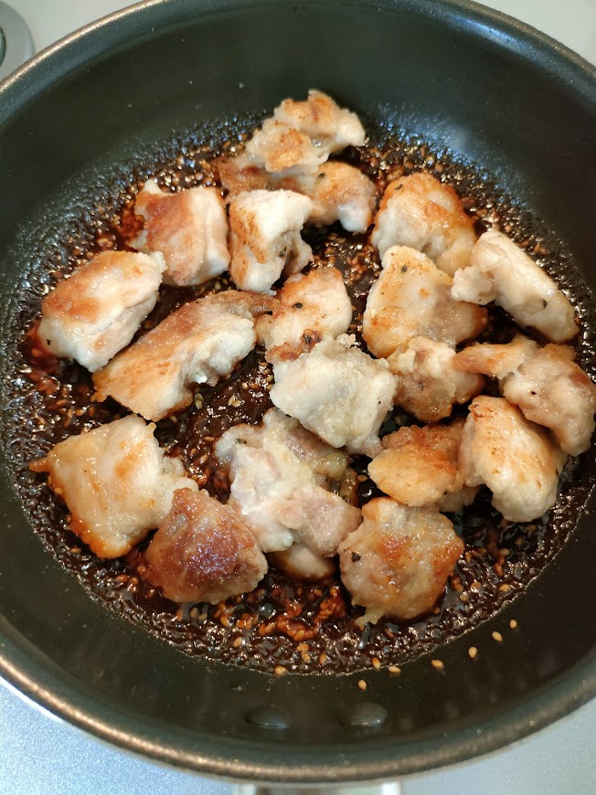 フライパンに＝A＝を入れて煮立たせ、④の鶏肉を入れて煮絡める。