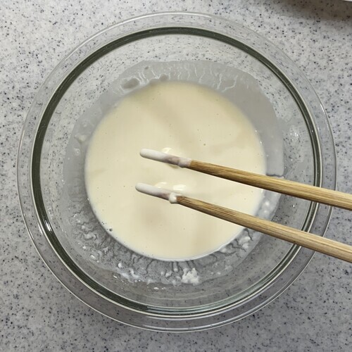 ボウルに天ぷら粉、米粉、冷水を入れてたたくように混ぜる。