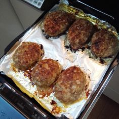 中濃ソース・ケチャップ・ハチミツ・肉汁（すべて分量外）をとろりとするまで煮詰めたソースをかける。