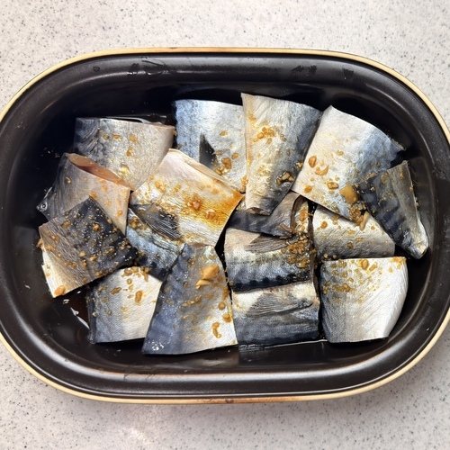 ＝漬けダレ＝に鯖を漬けて10分程度おく。