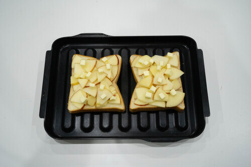 食パンにりんごとバターをのせる。