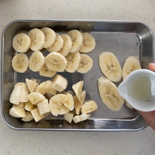 バナナは斜めに4枚カットし、残りは輪切りと角切りにする。レモン汁を振りかけておく。
