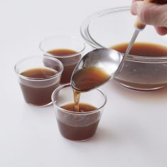粉ゼラチンを熱湯大さじ３で溶き、ボウルにいれ、混ぜる。
