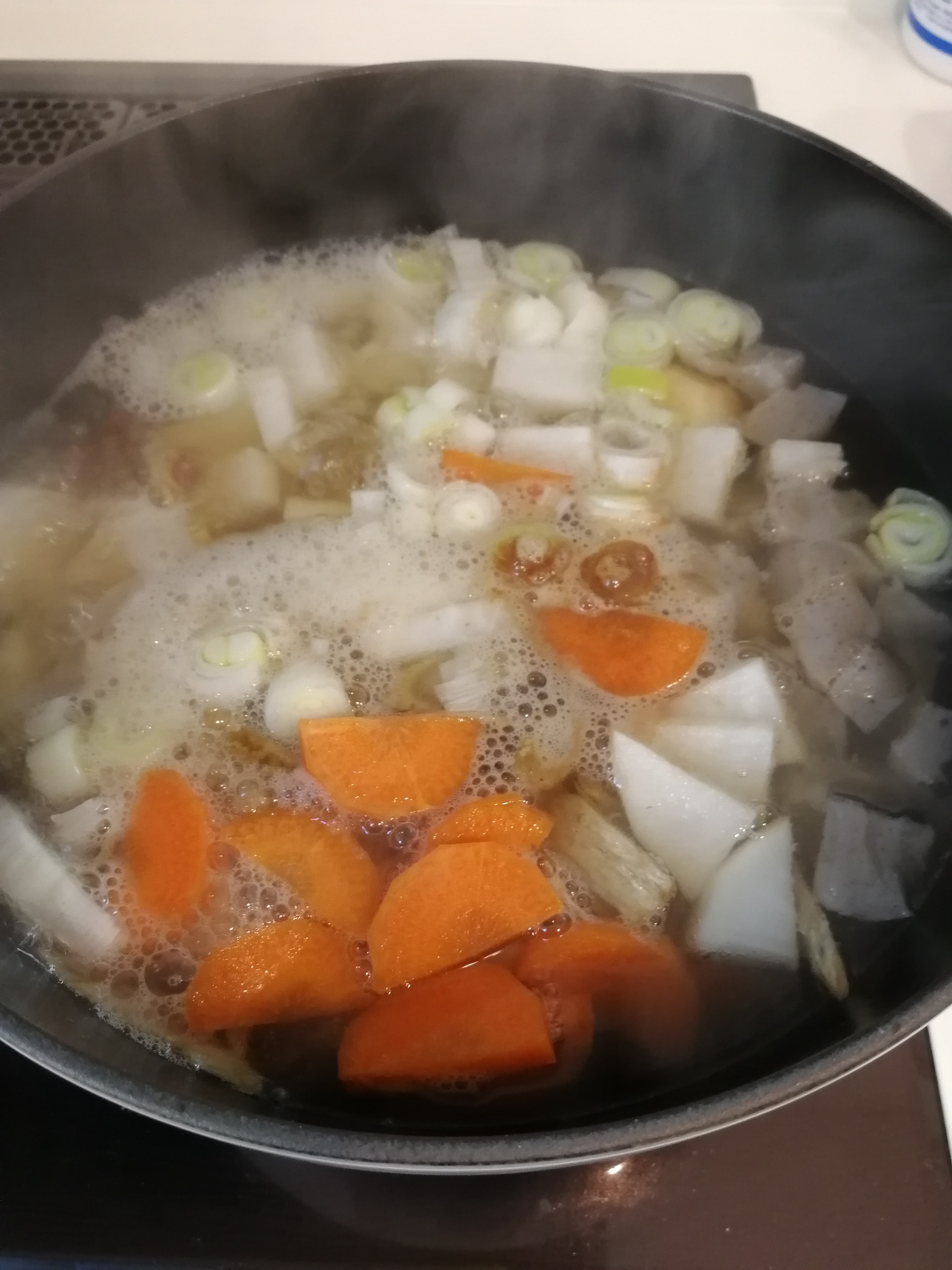 鍋に①～③をすべて入れ、だし汁を注ぎ入れて具材が軟らかくなるまで25～30分煮る。
火を止めて味噌を溶かしいれる。