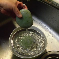 こんにゃくを軽く水洗いする。