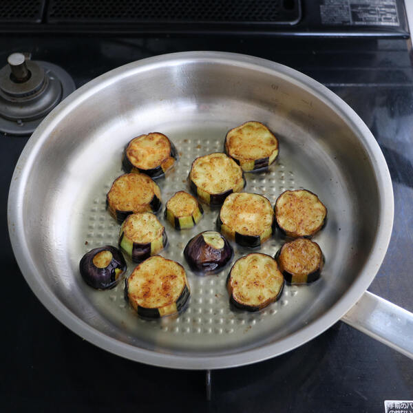 フライパンに油を5㎜程度の深さまで入れて、160℃に熱する。なすを入れ、両面きつね色になるまで揚げる。