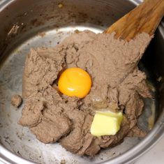 水分が少なくなったらブレンダーでなめらかにし、卵黄をバターを加えたらレバーが絡まらないようにごく弱火で練り、好みの固さになったらできあがり。