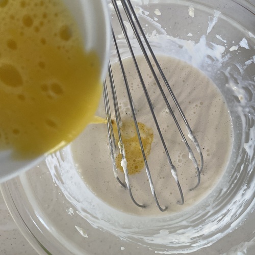 ②に溶きほぐした卵、生クリーム、レモン汁を順に加えて都度混ぜる。