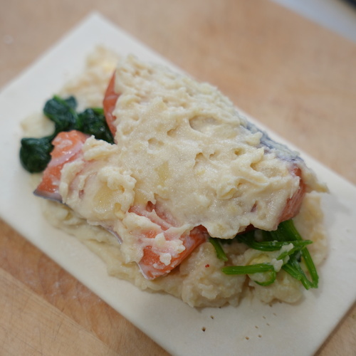 冷凍パイシートの1枚にフォークで穴をあける。
パイシートの外側2㎝は空けて②の半量を塗り、鮭、ほうれん草を乗せたらその上に残りの②を塗る。