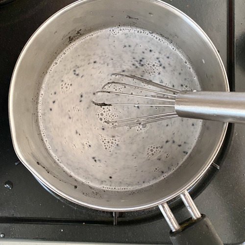 小鍋に豆乳、ハチミツ、黒練り胡麻、①を入れて弱火で混ぜながら加熱する。ゼラチンが溶けたら火から下ろす。