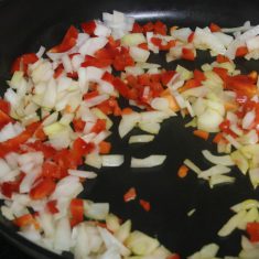 フライパンに玉ねぎ、パプリカを入れて炒め、しんなりしたらご飯を入れて更に炒め、蒸し鶏を加えたらスイートチリソースとナンプラーで味付けをする。最後に味をみて、塩で味を調える。