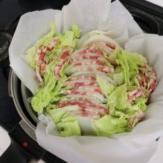 圧力鍋の蒸し器にクッキングペーパーを敷き、②を5㎝の長さに切って、蒸し器に詰めながら縦に並べ、①の合わせ調味料を回しかける。