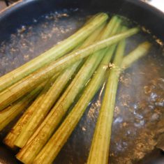 下処理用していないふきは、塩で板摺をし、鍋に熱湯を沸かし、2分程ゆでる。（ふきの太さにより、時間が変わります。）