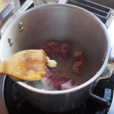 鍋（圧力鍋があれば時短）で油を少し熱し、ニンニクのみじん切りを入れて黄金色になるまで炒める