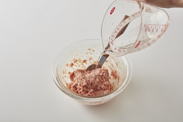 ボウルにAをいれ、スプーンで混ぜたら、水を加えさらに混ぜる。