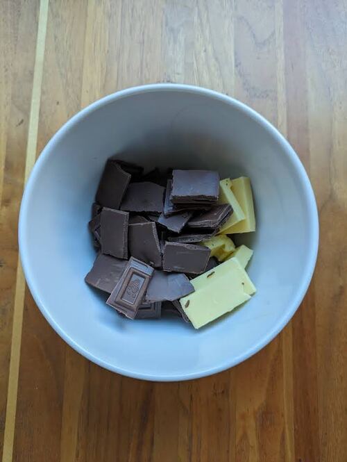 ＝下準備.1＝
板チョコレートは刻むか手で割っておく。バターは角切りにする。
