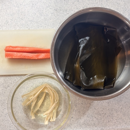 ＝下準備＝
サーモントラウトは余分な水気を除き、長さ15cm程度の 棒状にカットする。（２本にする）
かんぴょうはさっと水で洗い、塩少々でもみ洗い。流水で流し、水に漬けて戻す。
昆布は表面の汚れを拭き、1晩水に漬ける。（長さ15㎝＊4枚）昆布からでた出汁は＝だし汁で＝使用する。
