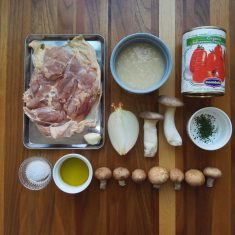 鶏肉は余分な皮と脂を取り除き、一口大に切り、（Ａ）を揉みこんでから小麦粉をまぶす。