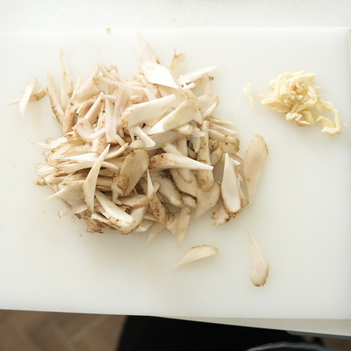 鶏もも肉はひと口大に切る。
ごぼうはささがきにする。
しょうがはみじん切りにする。
