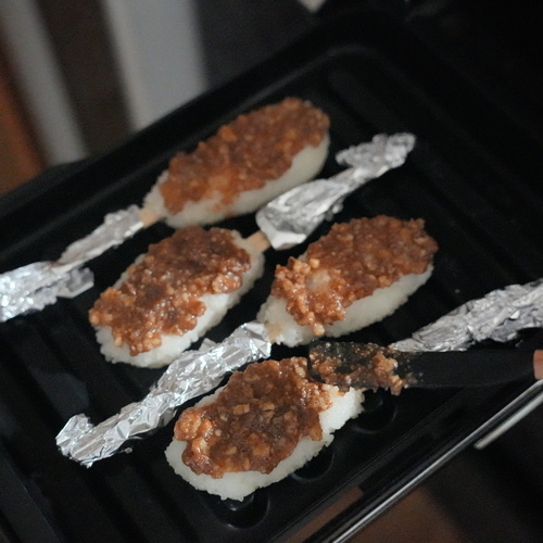 ③と④を混ぜ合わせたものを②に塗り、調理モード［焼く]の中火で5分焼く。