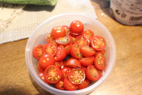 トマトを輪切りにする。