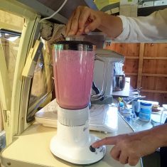 好みで氷を入れてミキサーを回し、グラスに注いで出来上がり！
