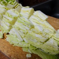 野菜やりんごなどを好みの大きさに切る。あらかじめ作っておいた塩レモンは半分の幅にカット。