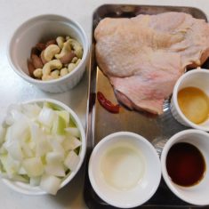 鶏肉、たまねぎは2㎝ほどの角切りにする。