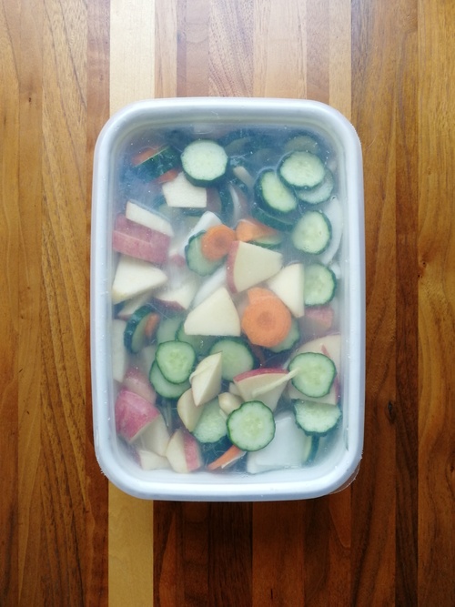 そのまま室温において発酵させる。夏場なら3時間～半日。野菜の色が鮮やかになり、少し酸っぱいような香りがしてきたら、冷蔵庫に入れる。