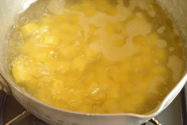 さつま芋は水から10分程度茹でる。